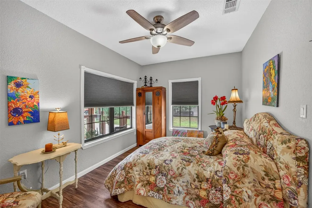 217 N Walnut Avenue N Luling TX 78648