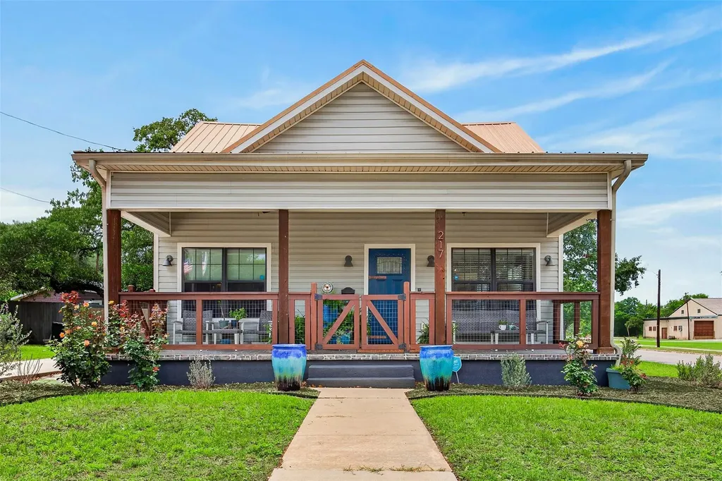 217 N Walnut Avenue N Luling TX 78648