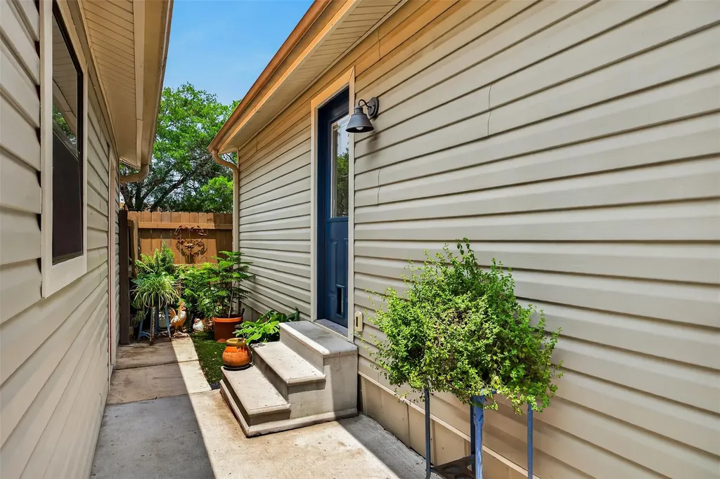 217 N Walnut Avenue N Luling TX 78648