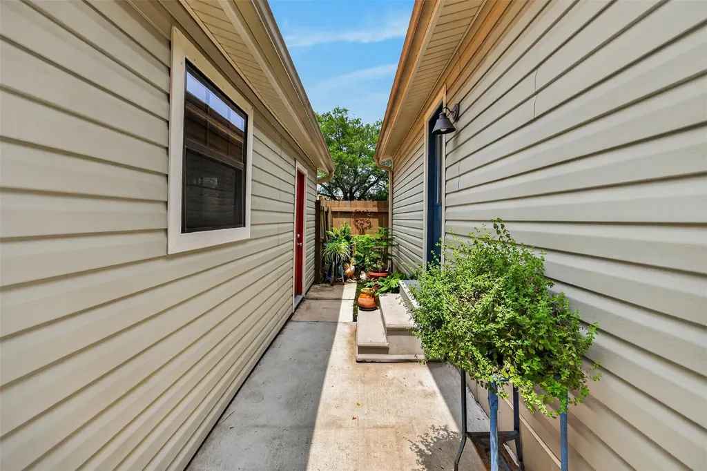 217 N Walnut Avenue N Luling TX 78648