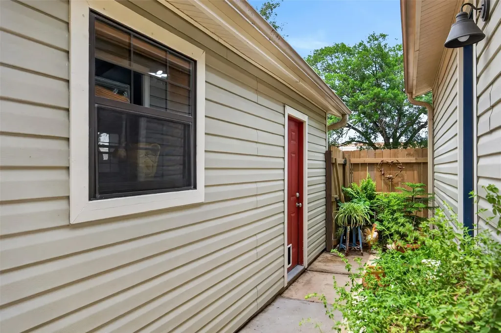 217 N Walnut Avenue N Luling TX 78648