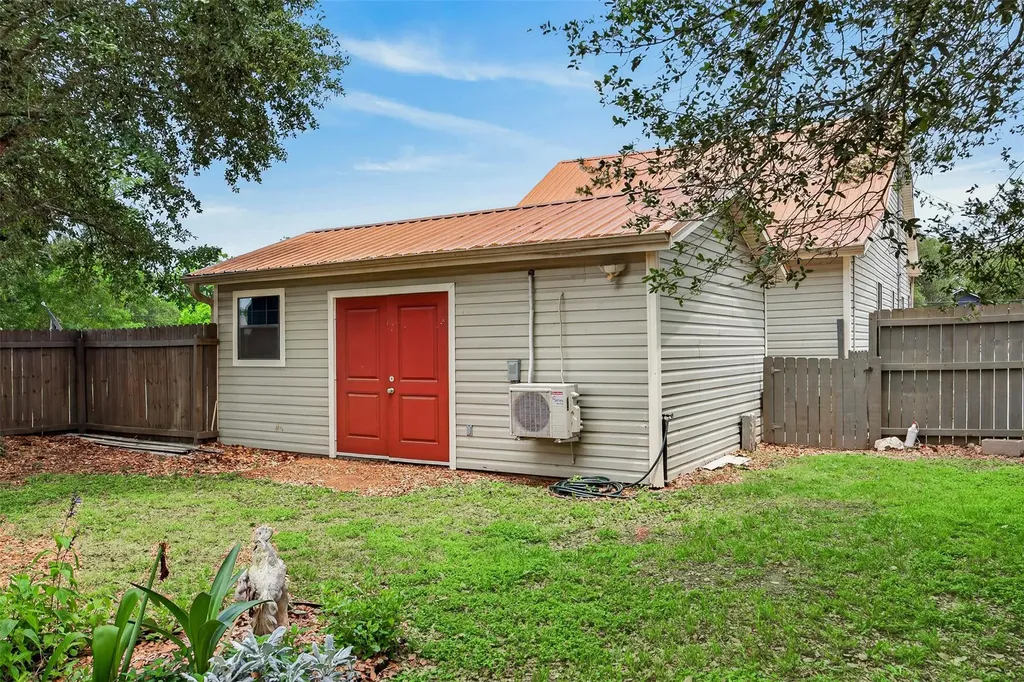 217 N Walnut Avenue N Luling TX 78648