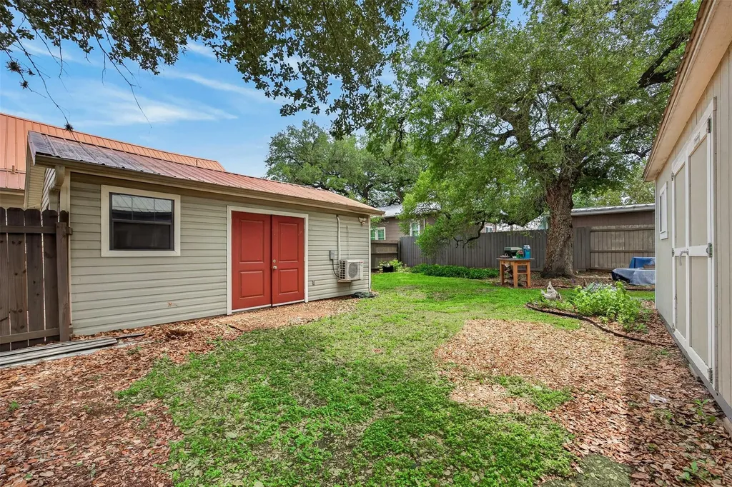 217 N Walnut Avenue N Luling TX 78648