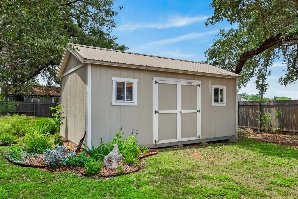 217 N Walnut Avenue N Luling TX 78648