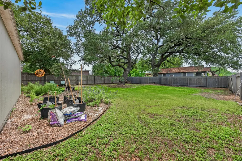 217 N Walnut Avenue N Luling TX 78648
