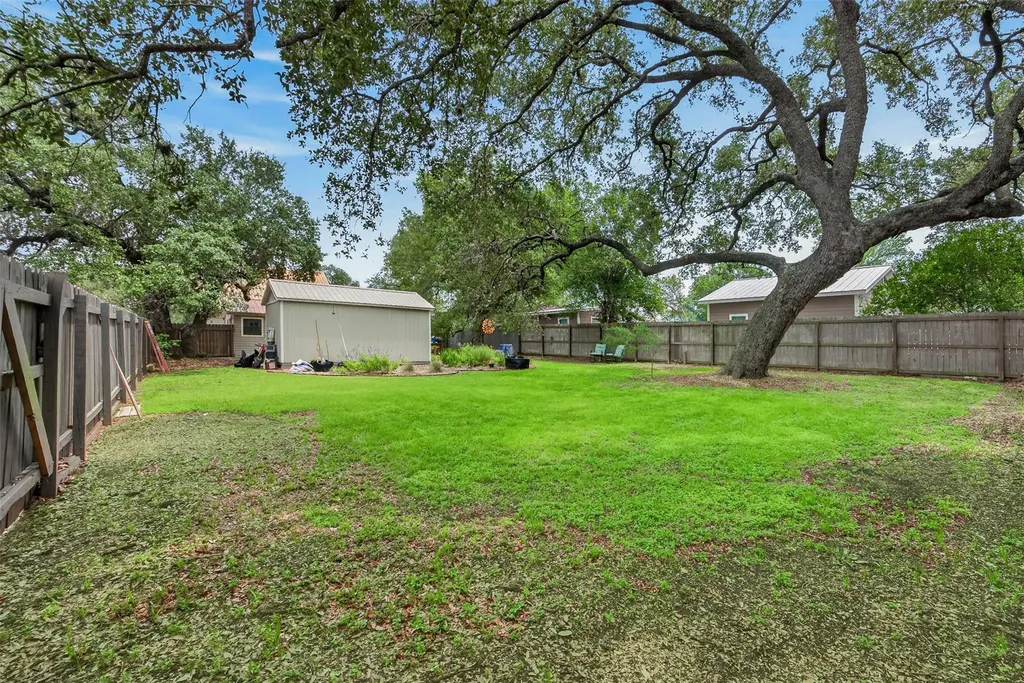 217 N Walnut Avenue N Luling TX 78648