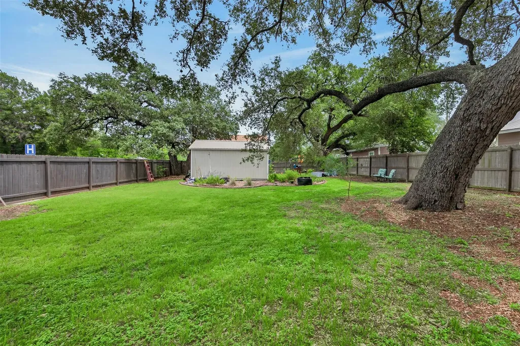 217 N Walnut Avenue N Luling TX 78648