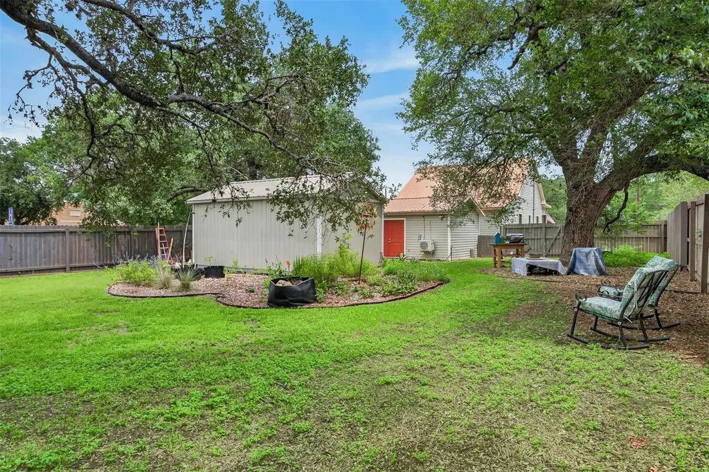 217 N Walnut Avenue N Luling TX 78648