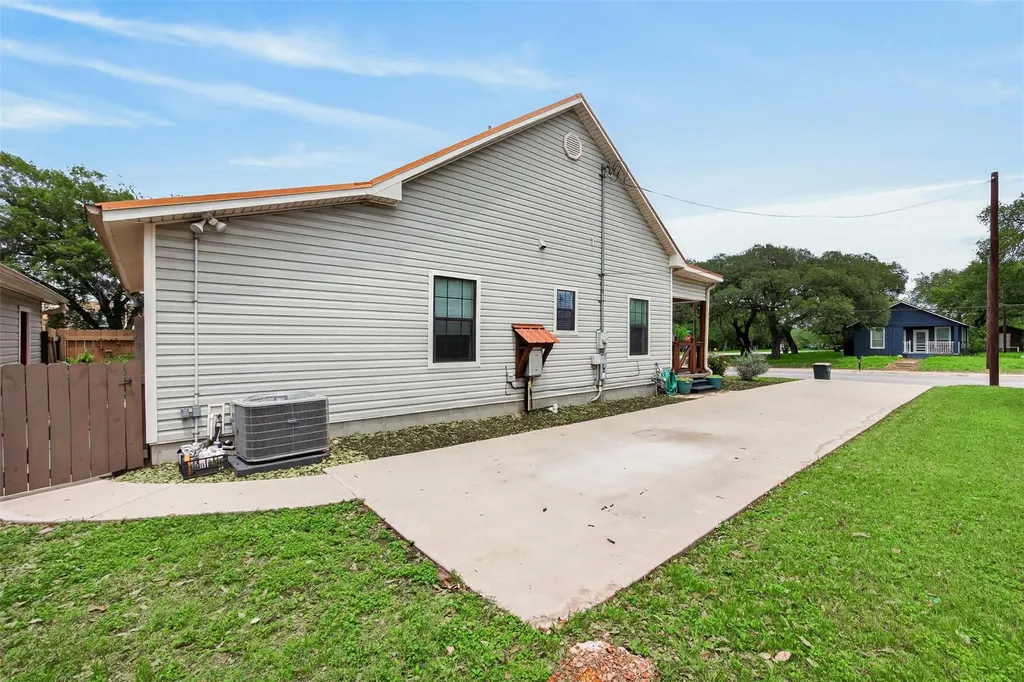 217 N Walnut Avenue N Luling TX 78648