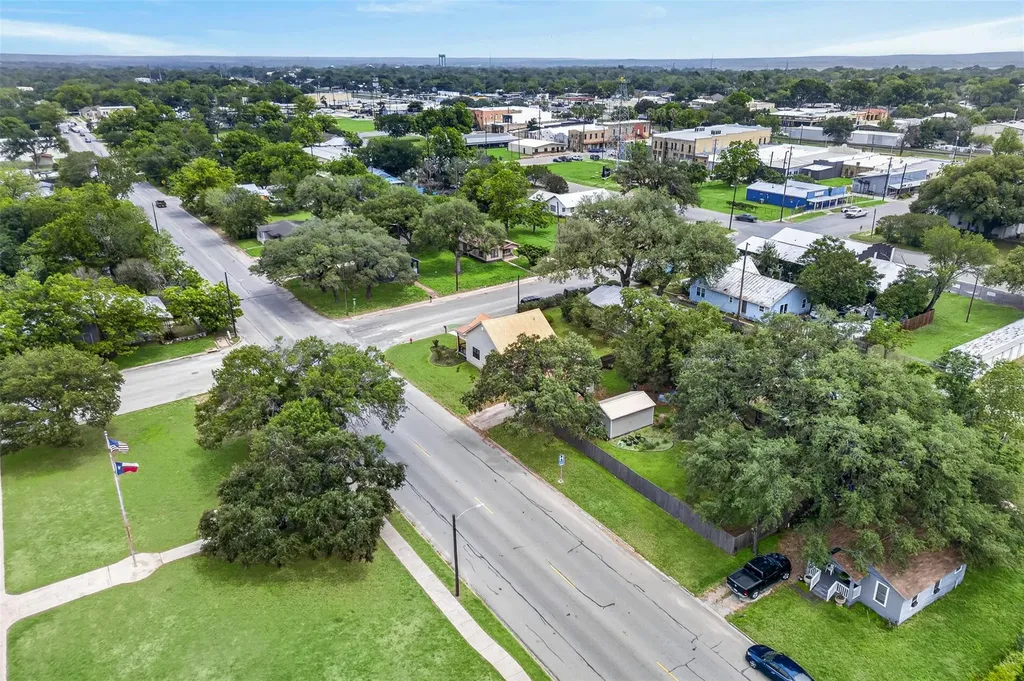 217 N Walnut Avenue N Luling TX 78648
