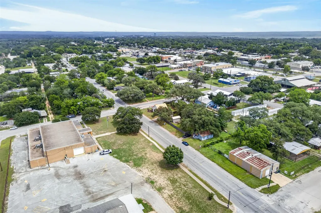 217 N Walnut Avenue N Luling TX 78648