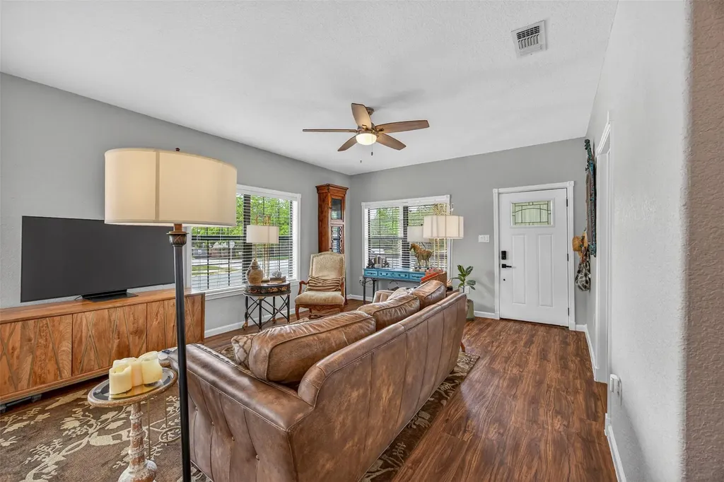 217 N Walnut Avenue N Luling TX 78648