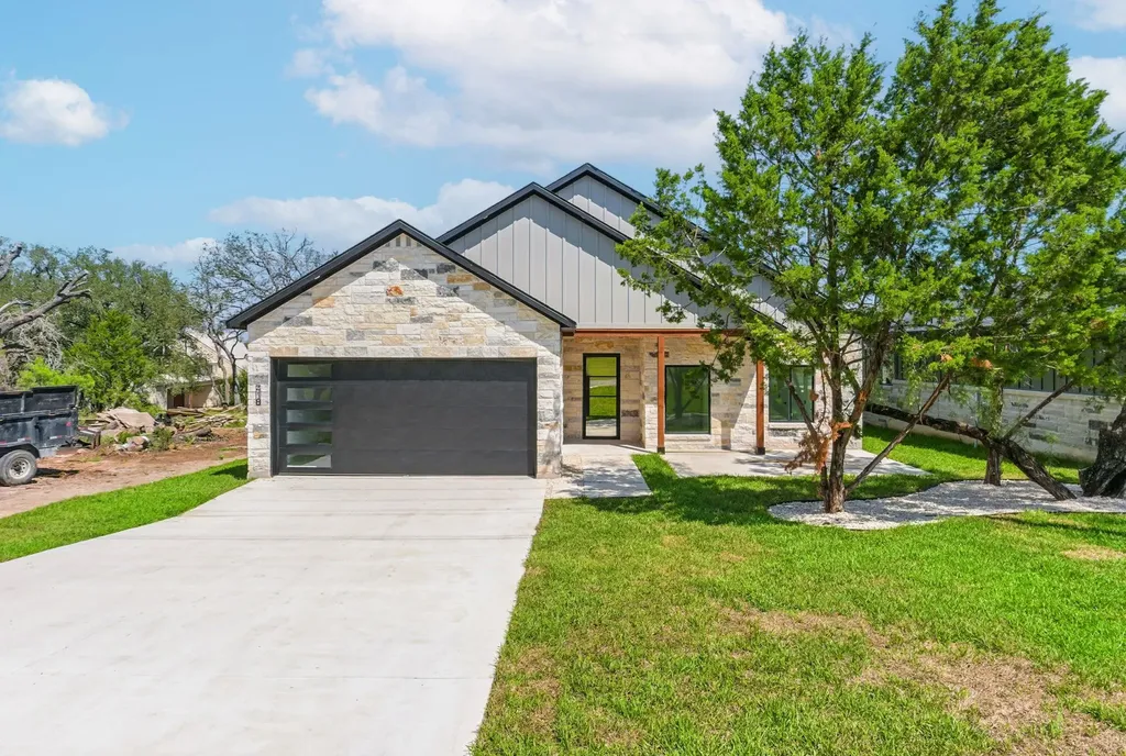 418 Bedford Drive Spicewood TX 78669