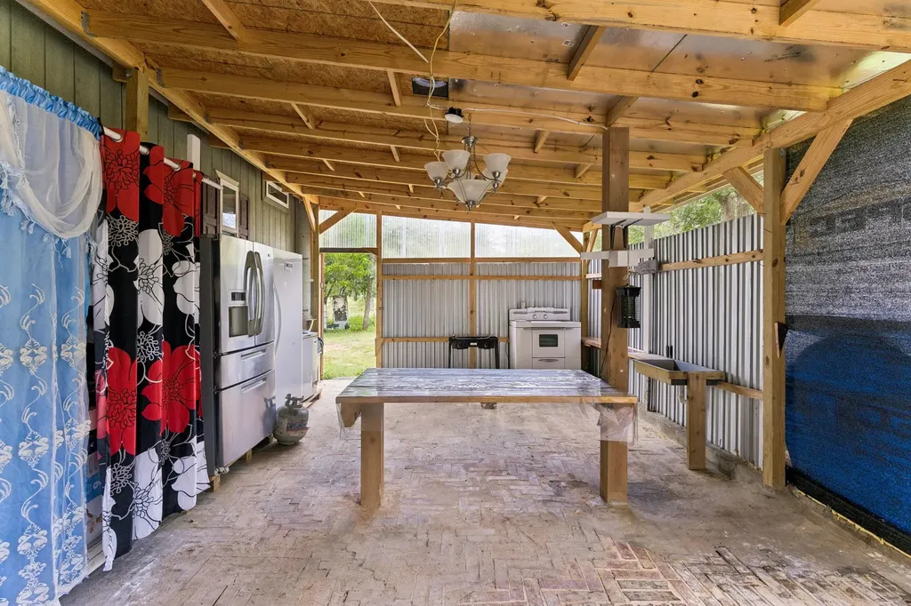 253 N County Line Road Elgin TX 78621