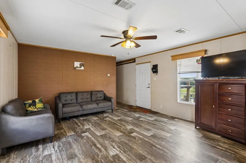 253 N County Line Road Elgin TX 78621