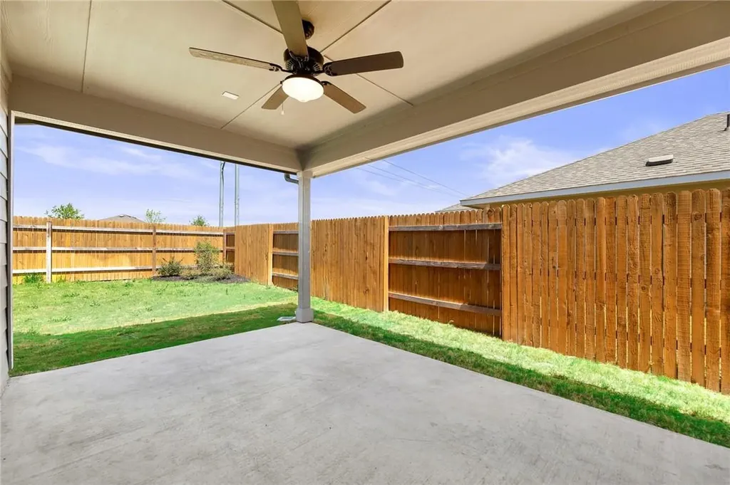 102 Crooked Trail Bastrop TX 78602