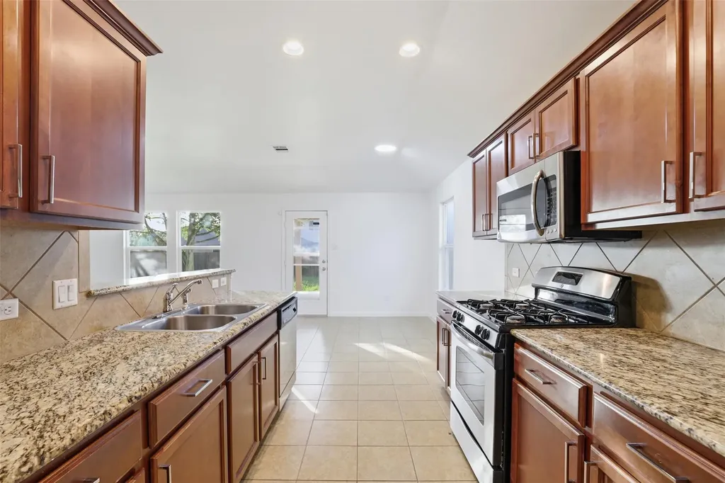 448 Nottingham Loop Kyle TX 78640