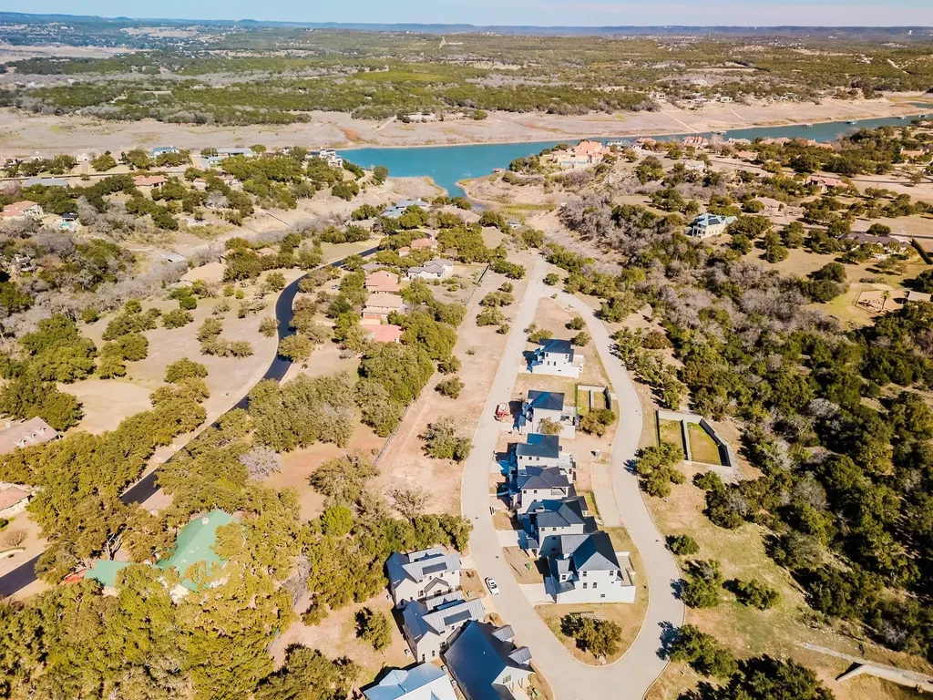 2432 Bruin Drive Spicewood TX 78669