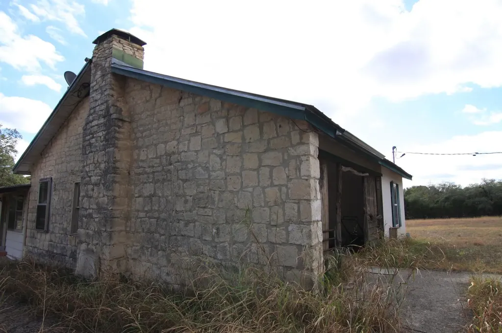 8170 N Us Hwy 281 Highway Blanco TX 78606