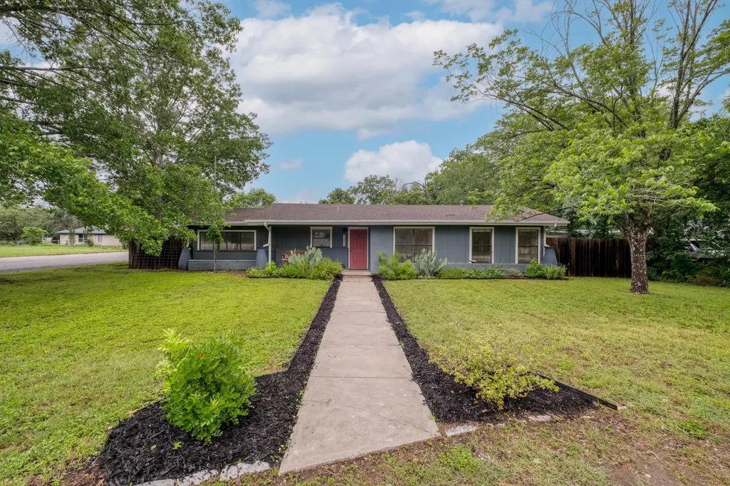 1233 Orange Street Lockhart TX 78644
