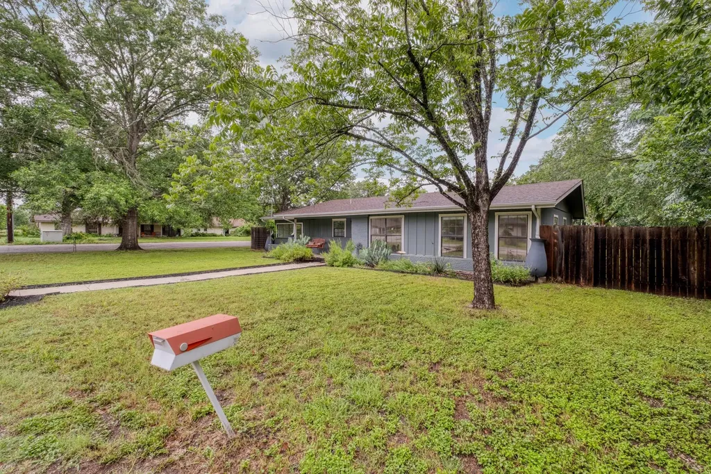 1233 Orange Street Lockhart TX 78644