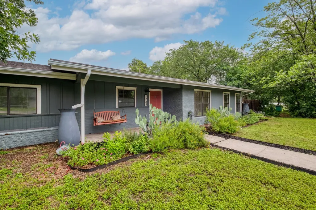 1233 Orange Street Lockhart TX 78644