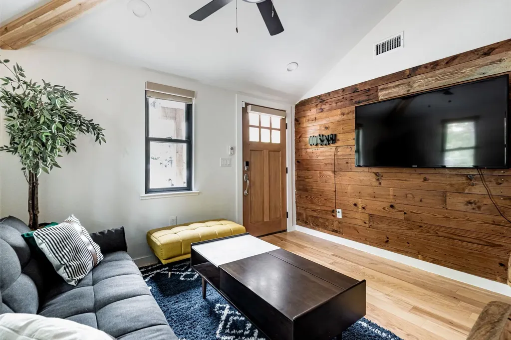 1911 College Row Austin TX 78702