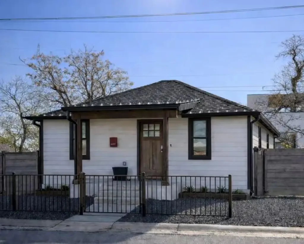 1911 College Row Austin TX 78702