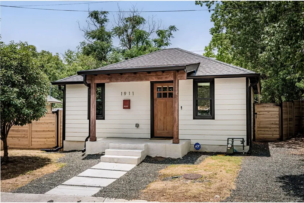 1911 College Row Austin TX 78702