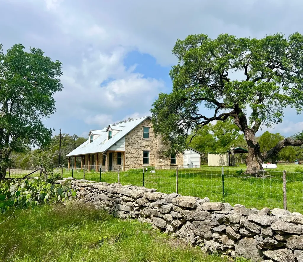 1366 Narrows Road Blanco TX 78606