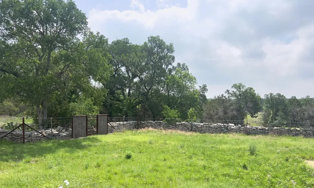 1366 Narrows Road Blanco TX 78606