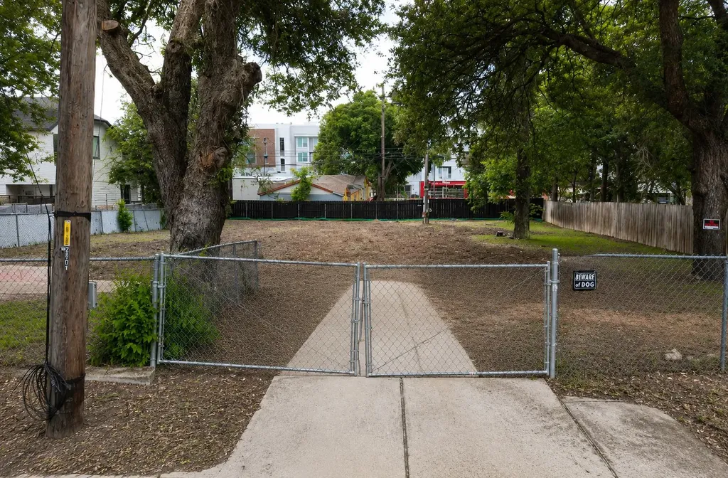 2101 E 8th Street Austin TX 78702