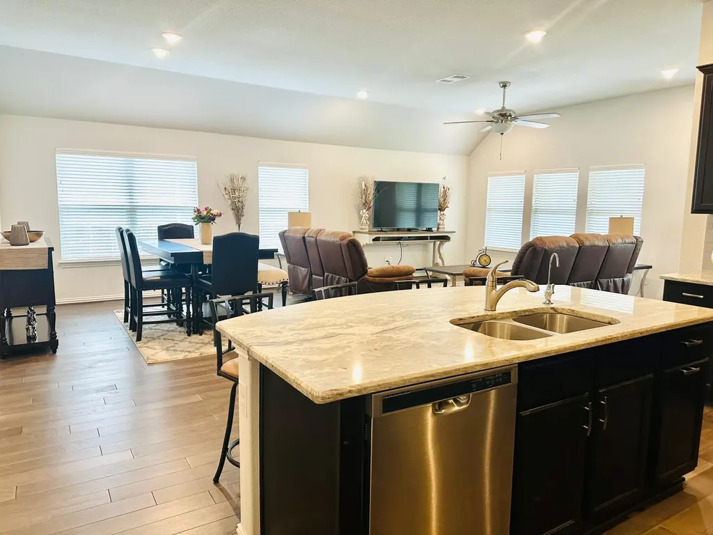 862 Leadtree Loop Buda TX 78610