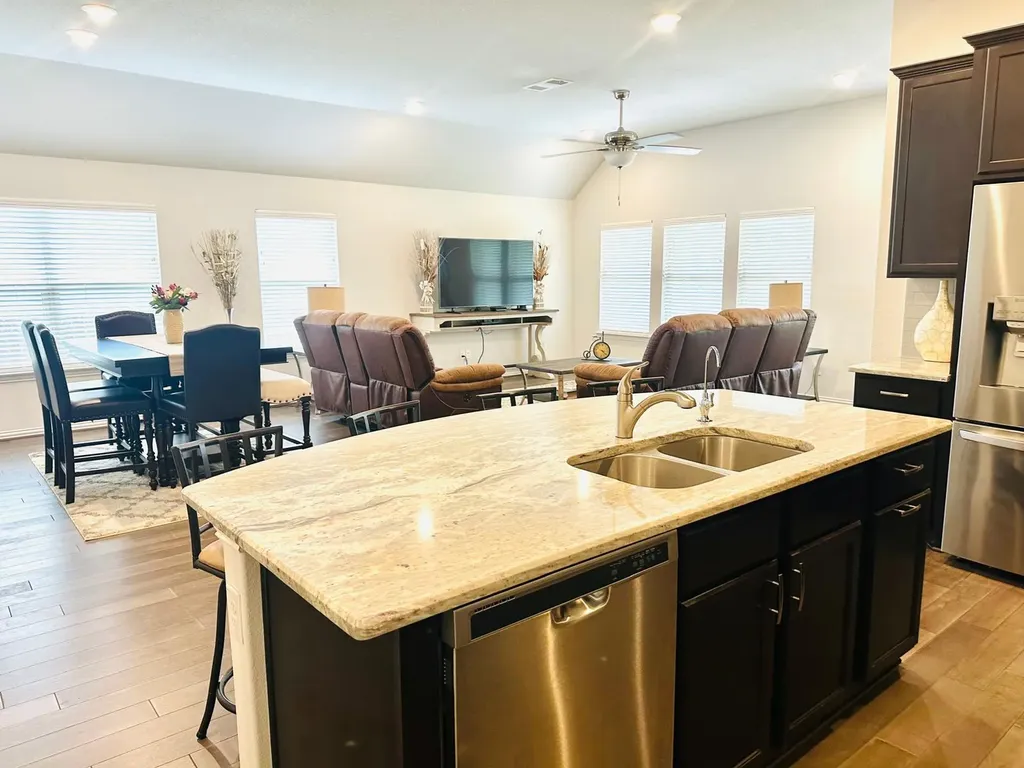 862 Leadtree Loop Buda TX 78610