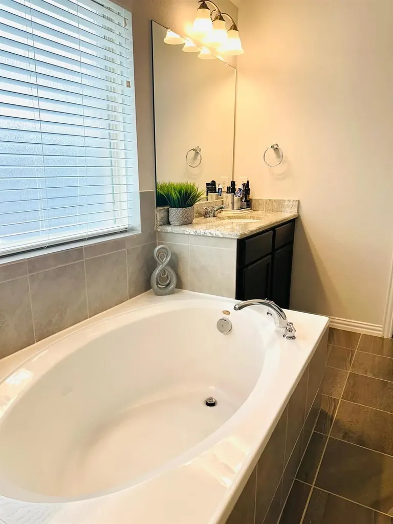 862 Leadtree Loop Buda TX 78610