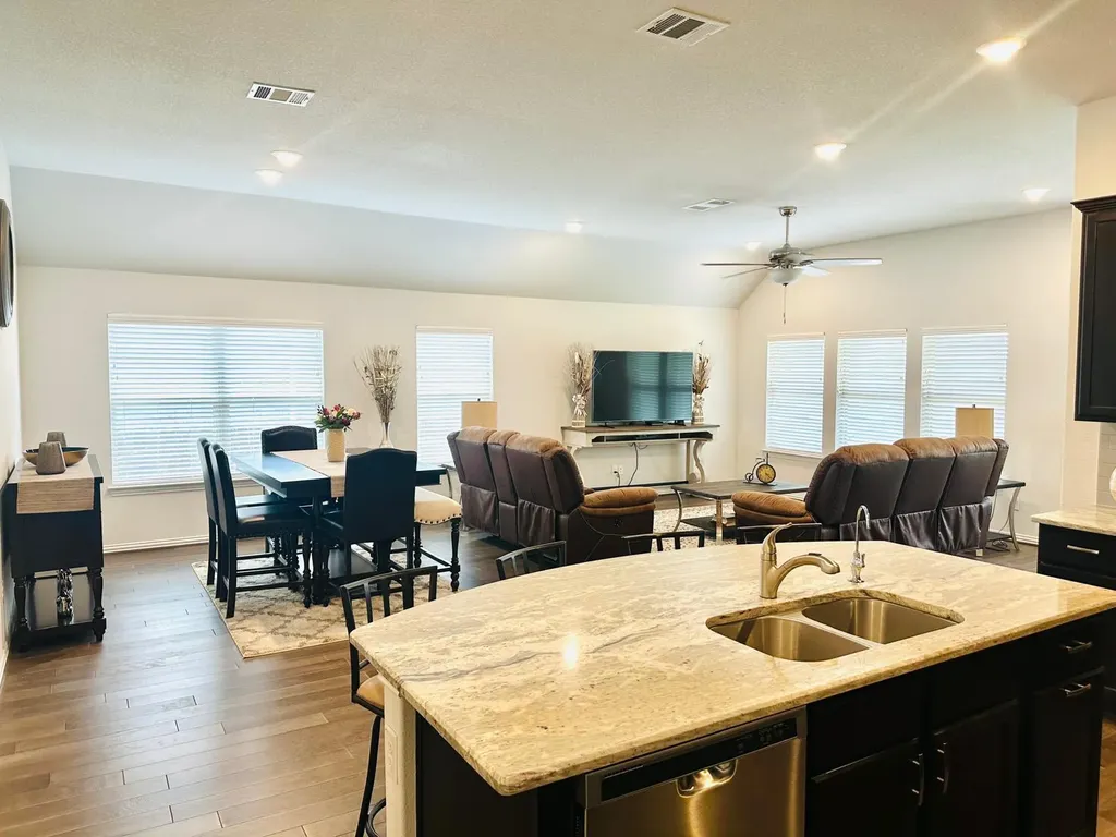 862 Leadtree Loop Buda TX 78610