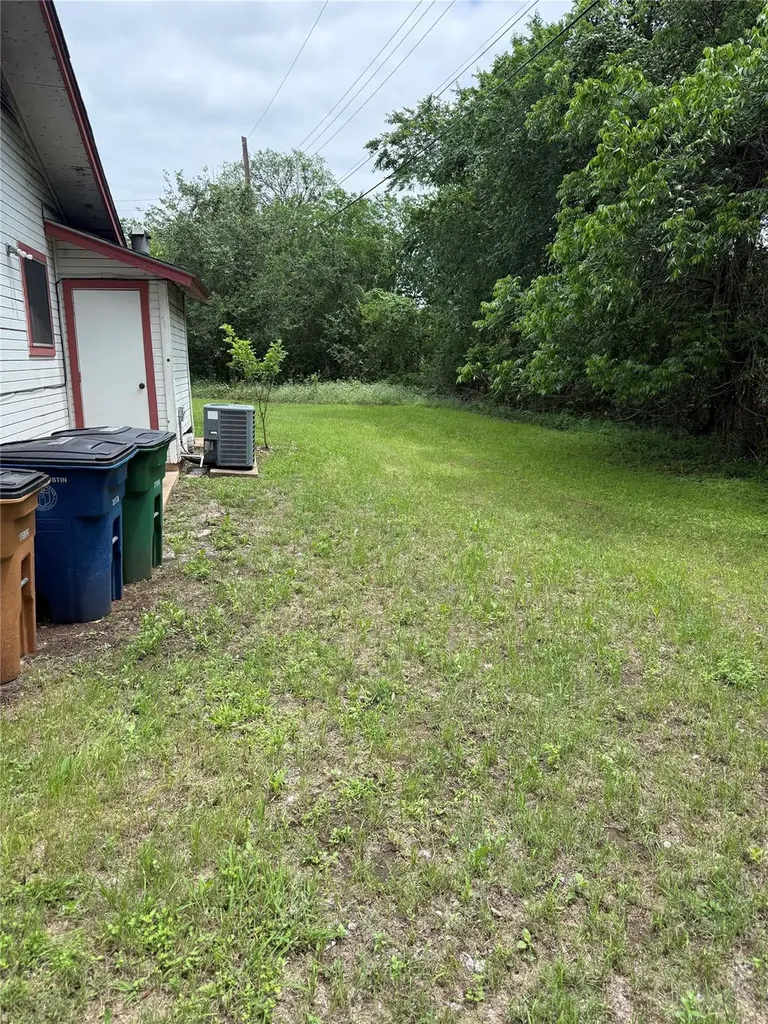 1303 Falcon Cove Austin TX 78745
