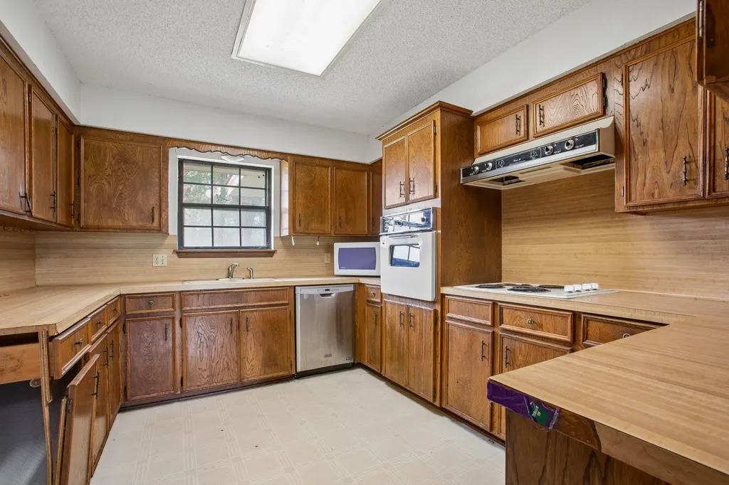 406 Monkey Road Elgin TX 78621