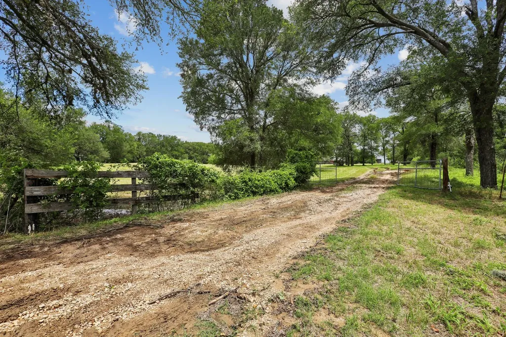 406 Monkey Road Elgin TX 78621