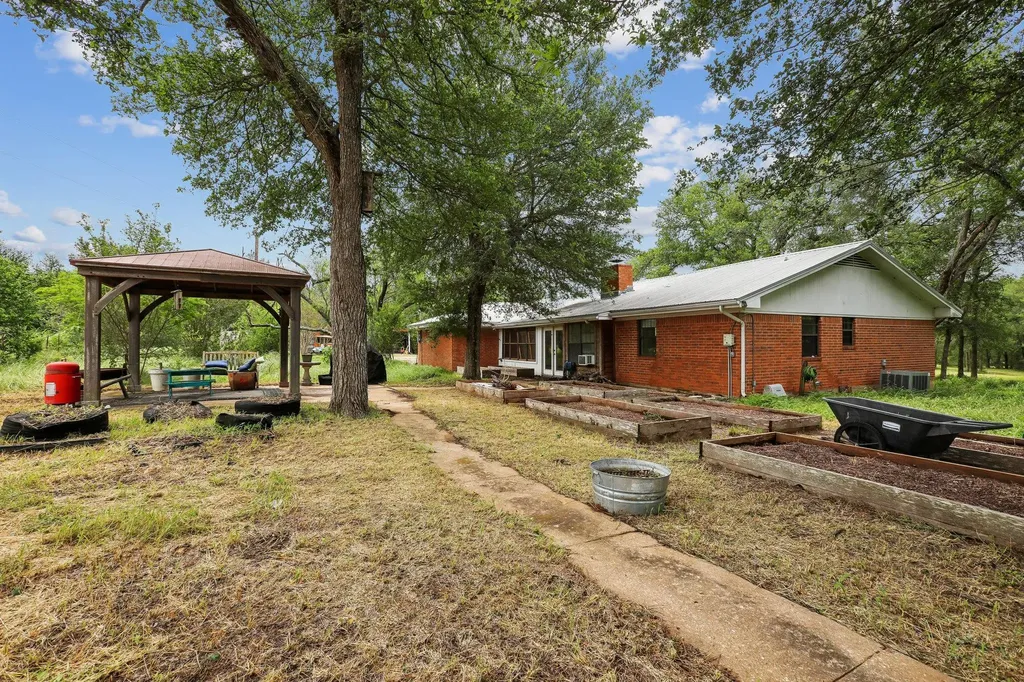 406 Monkey Road Elgin TX 78621