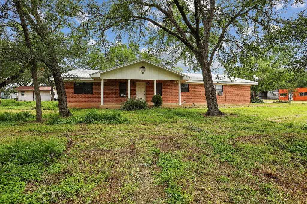 406 Monkey Road Elgin TX 78621