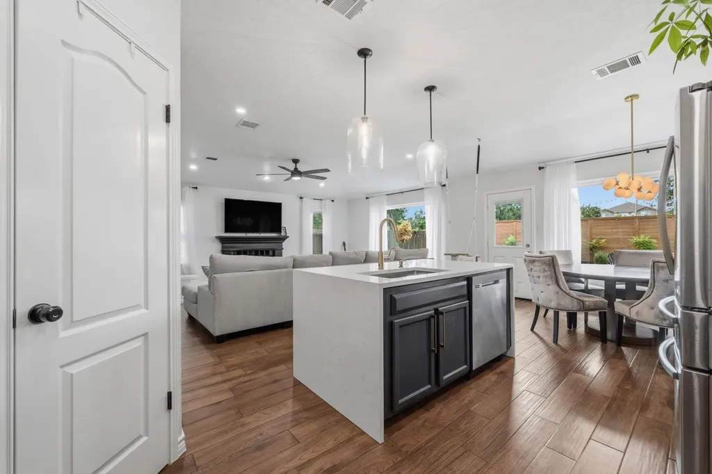 9400 Lightwood Loop Austin TX 78748