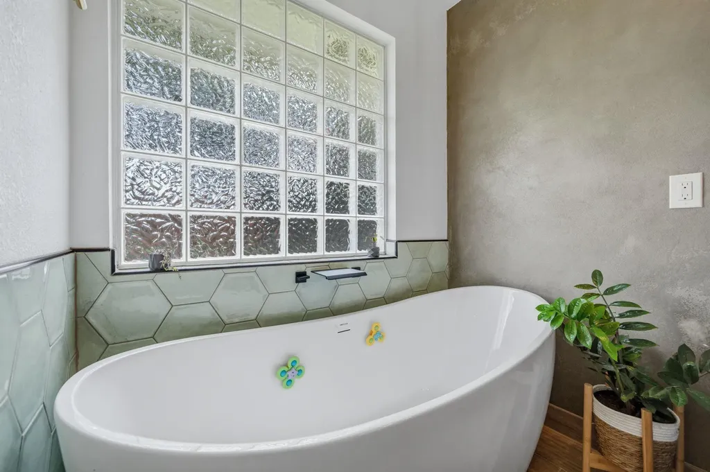 9400 Lightwood Loop Austin TX 78748