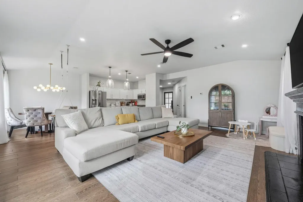 9400 Lightwood Loop Austin TX 78748