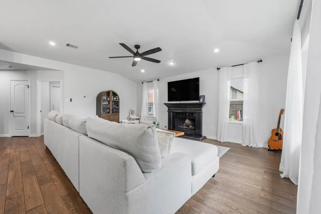 9400 Lightwood Loop Austin TX 78748