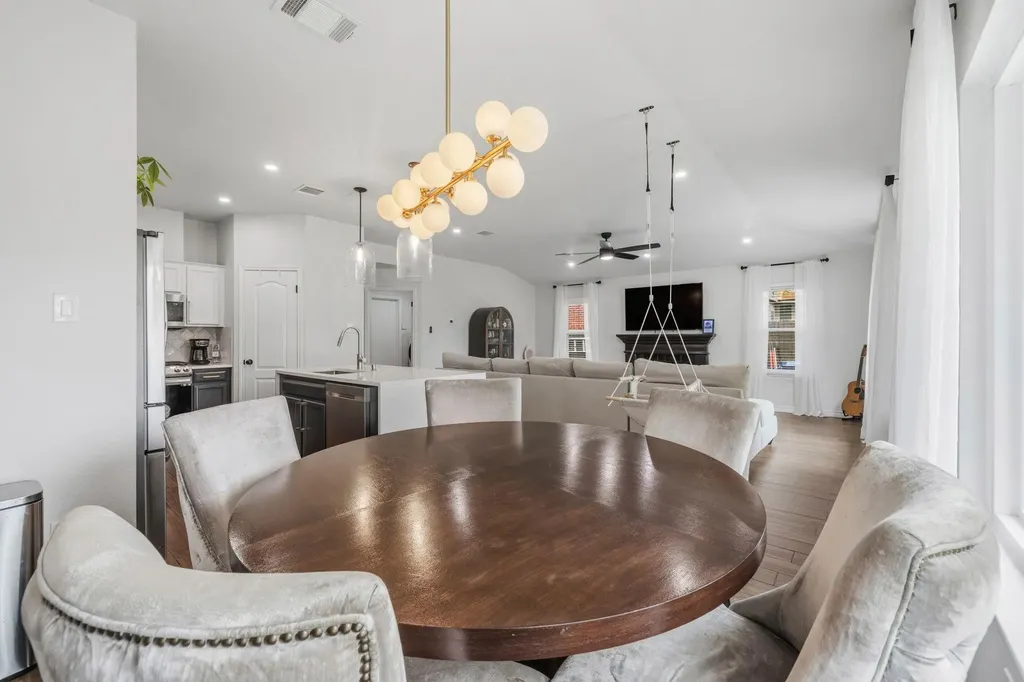 9400 Lightwood Loop Austin TX 78748