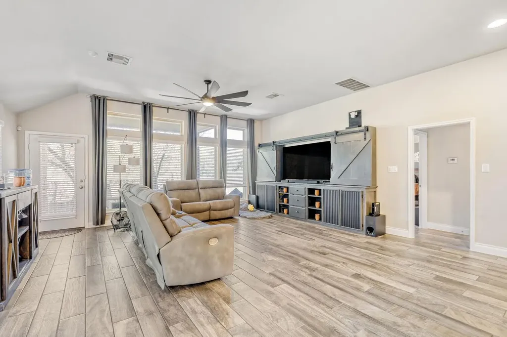 2416 Burberry Lane Leander TX 78641