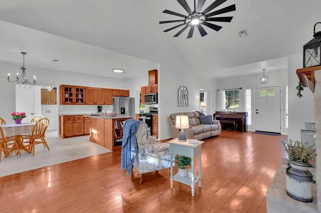 206 S Cowal Drive Spicewood TX 78669
