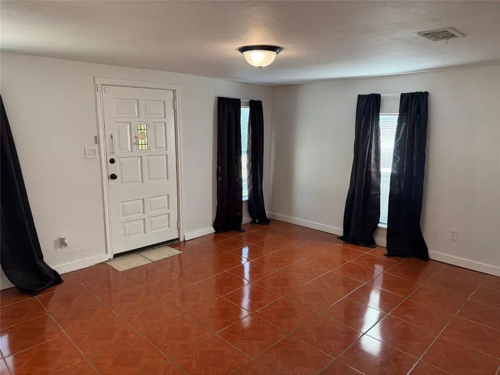 909 E Market Street Lockhart TX 78644
