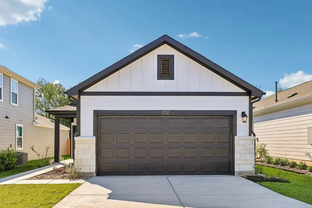 212 Bendecido Loop Elgin TX 78621